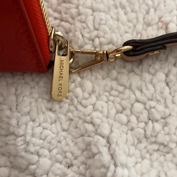 Michael Kors wristlet PERFECT FOR VALENTINES DAY!! - Picture 3 of 8